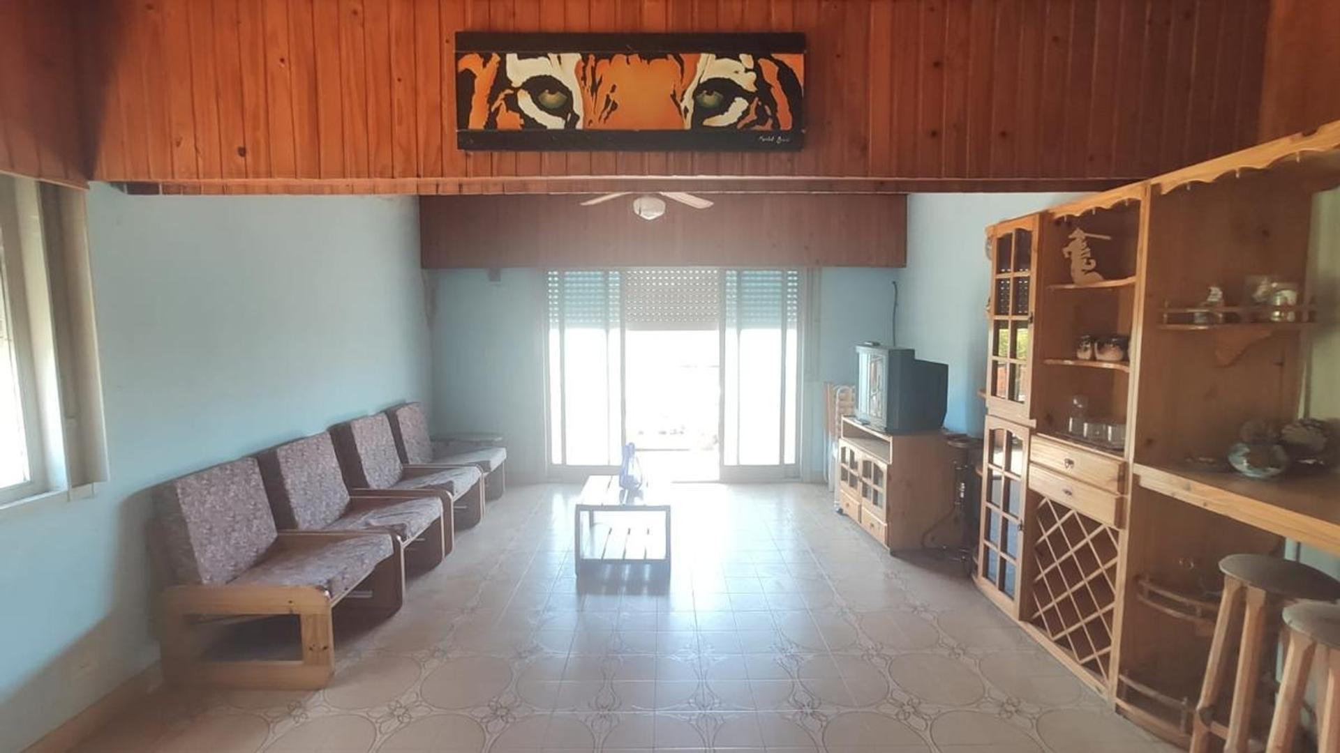 Casa 4 ambientes con 2 baños