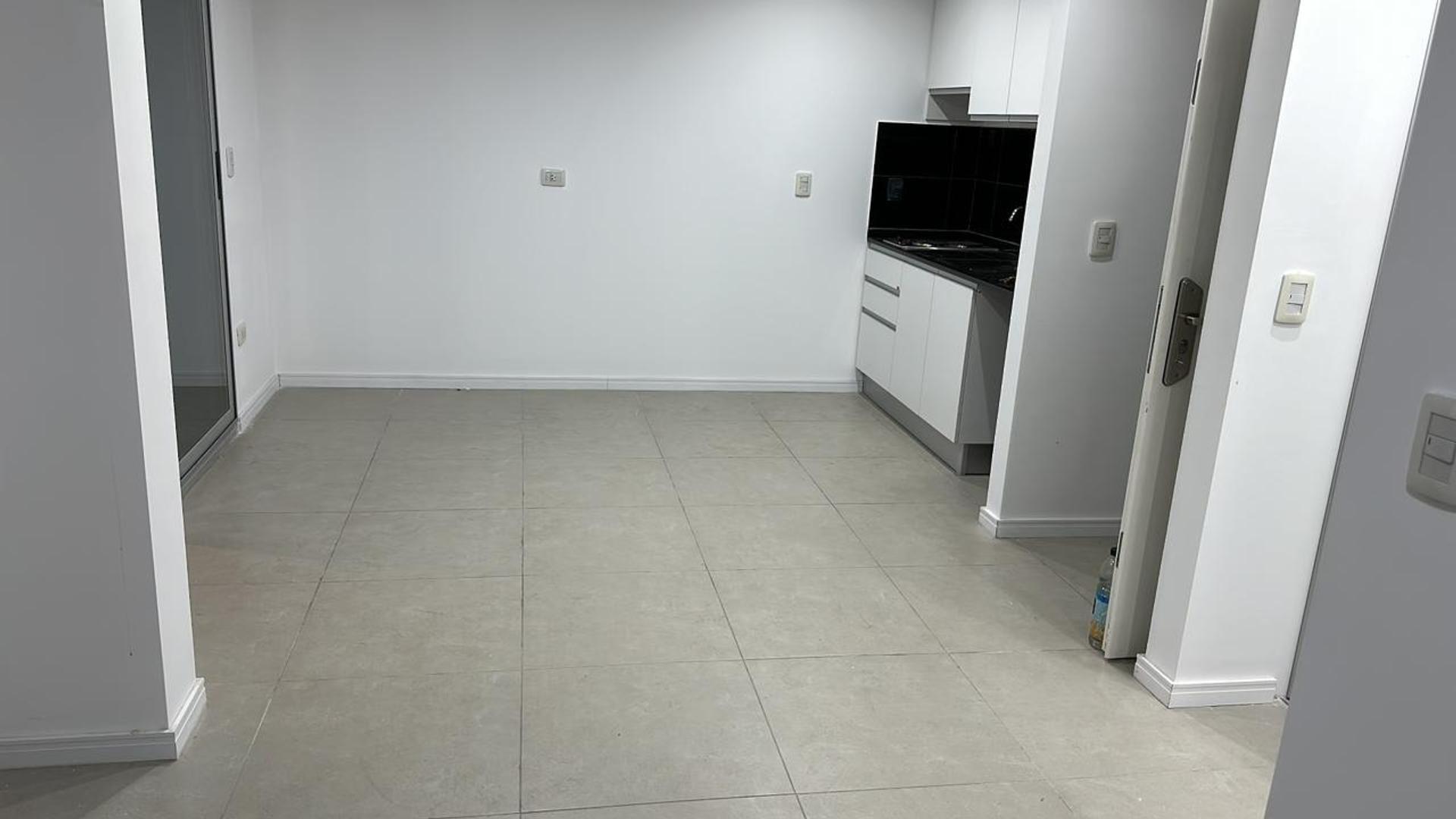 AMPLIO MONOAMBIENTE EN ALQUILER CON PATIO Y PARRILLERO