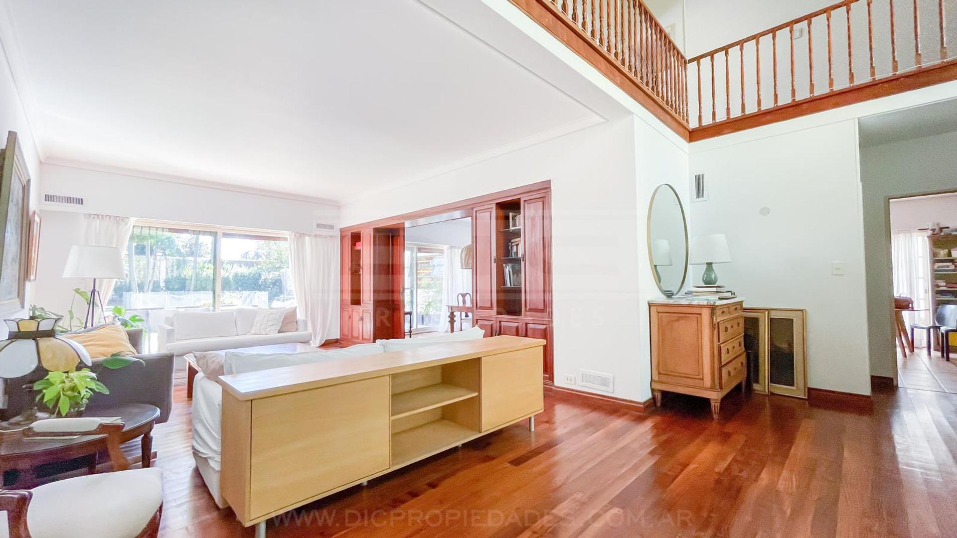 Casa 10 ambientes con 2 baños