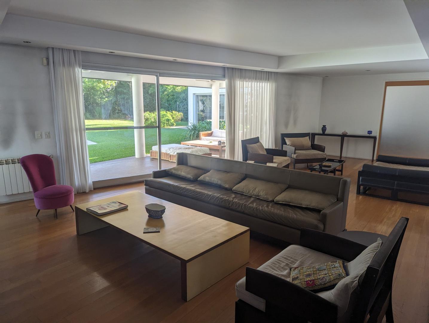 Casa en Venta con 8 cocheras