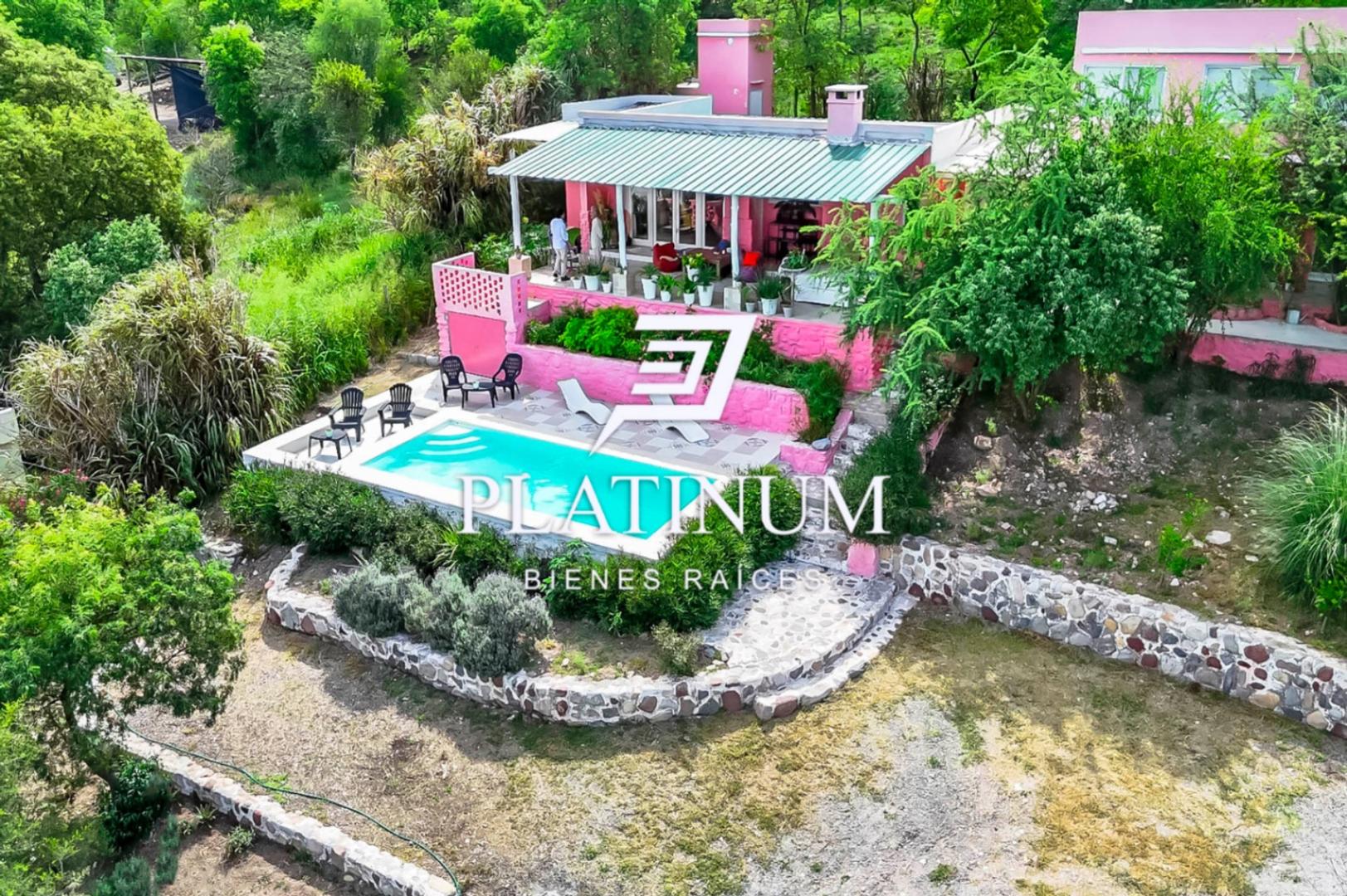 Amplia casa en venta, con piscina en Coronel Moldes