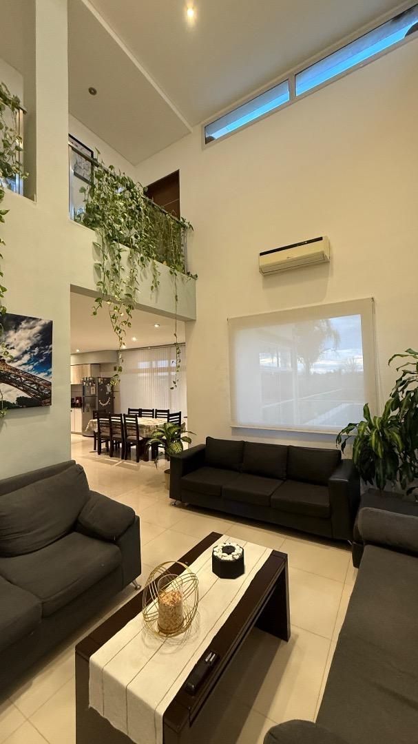 CASA EN VENTA TERRAVISTA 4 DORMS PLAYROOM SIN VECINOS