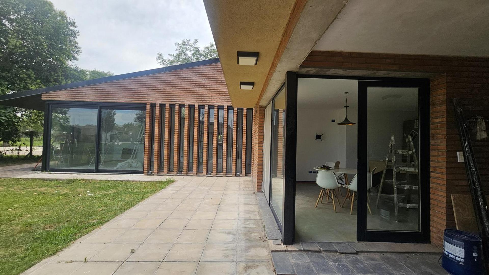 Casa en Alquiler con 1 cochera