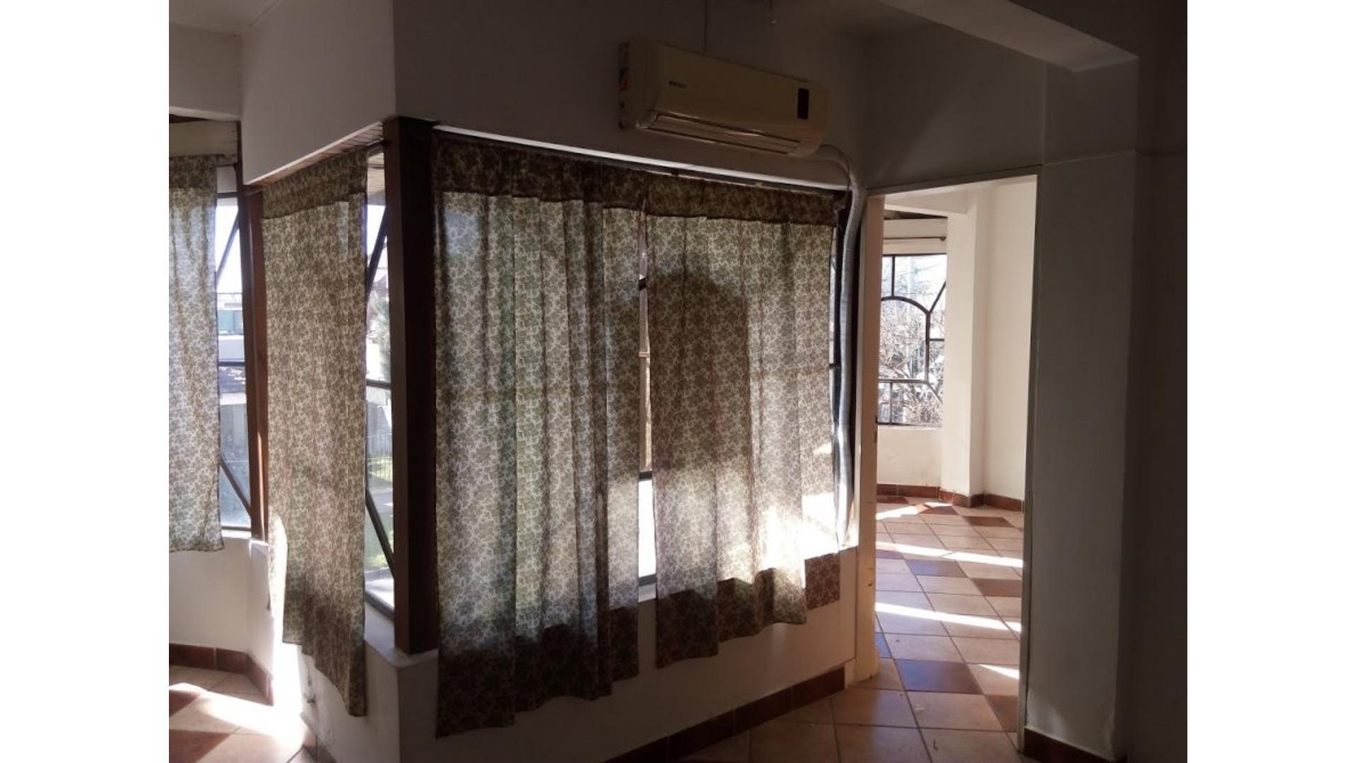 IMPECABLE DEPARTAMENTO 2 AMBIENTES EN PLANTA ALTA OPORTUNI