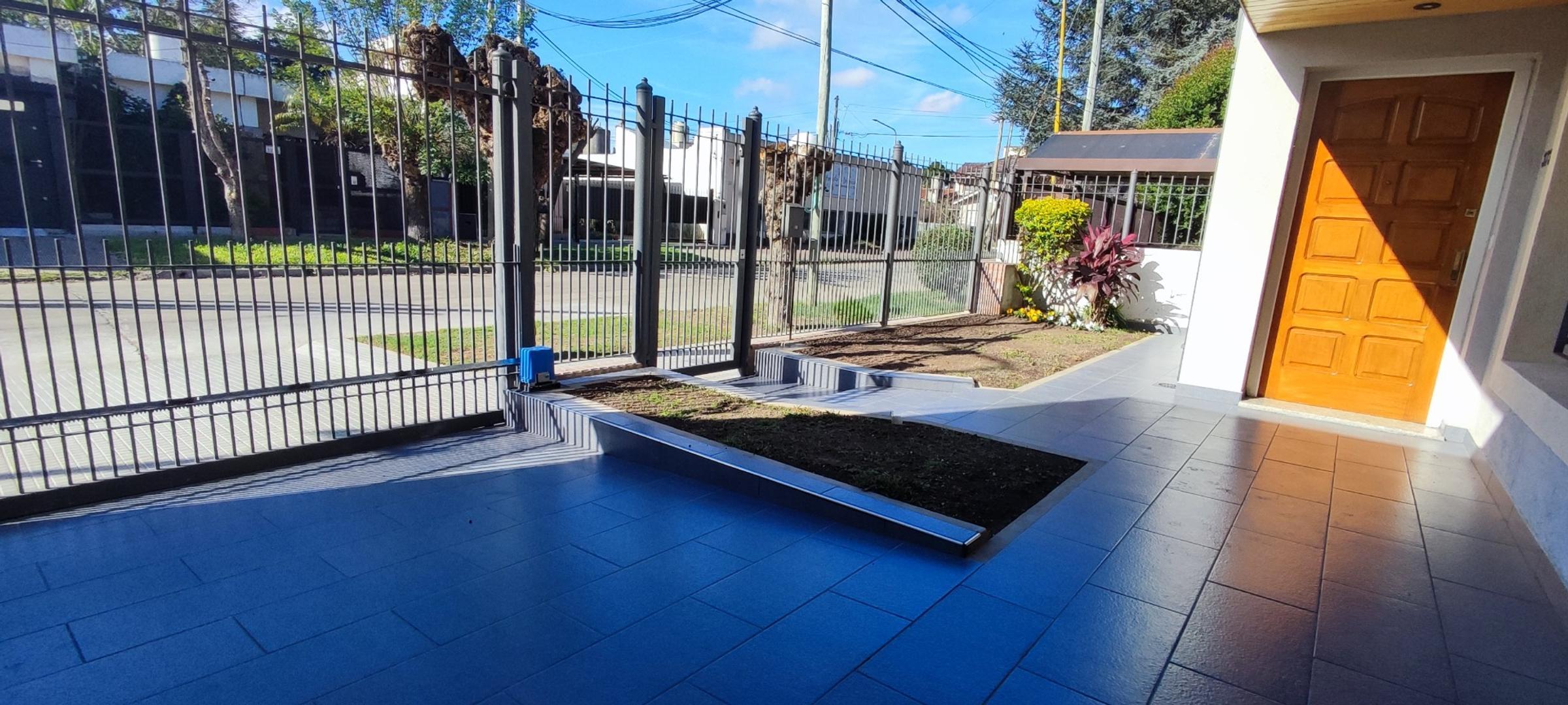 Hermosa casa 5 ambientes, con jardín y garaje pasante.