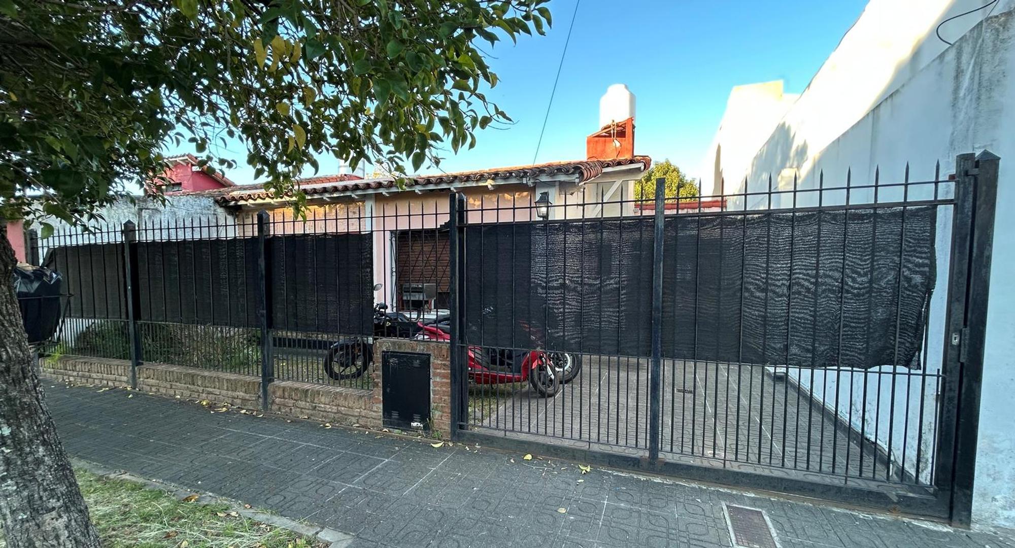 VENTA CASA EN CARAPACHAY, 3 AMBIENTES CON COCHERA Y PATIO