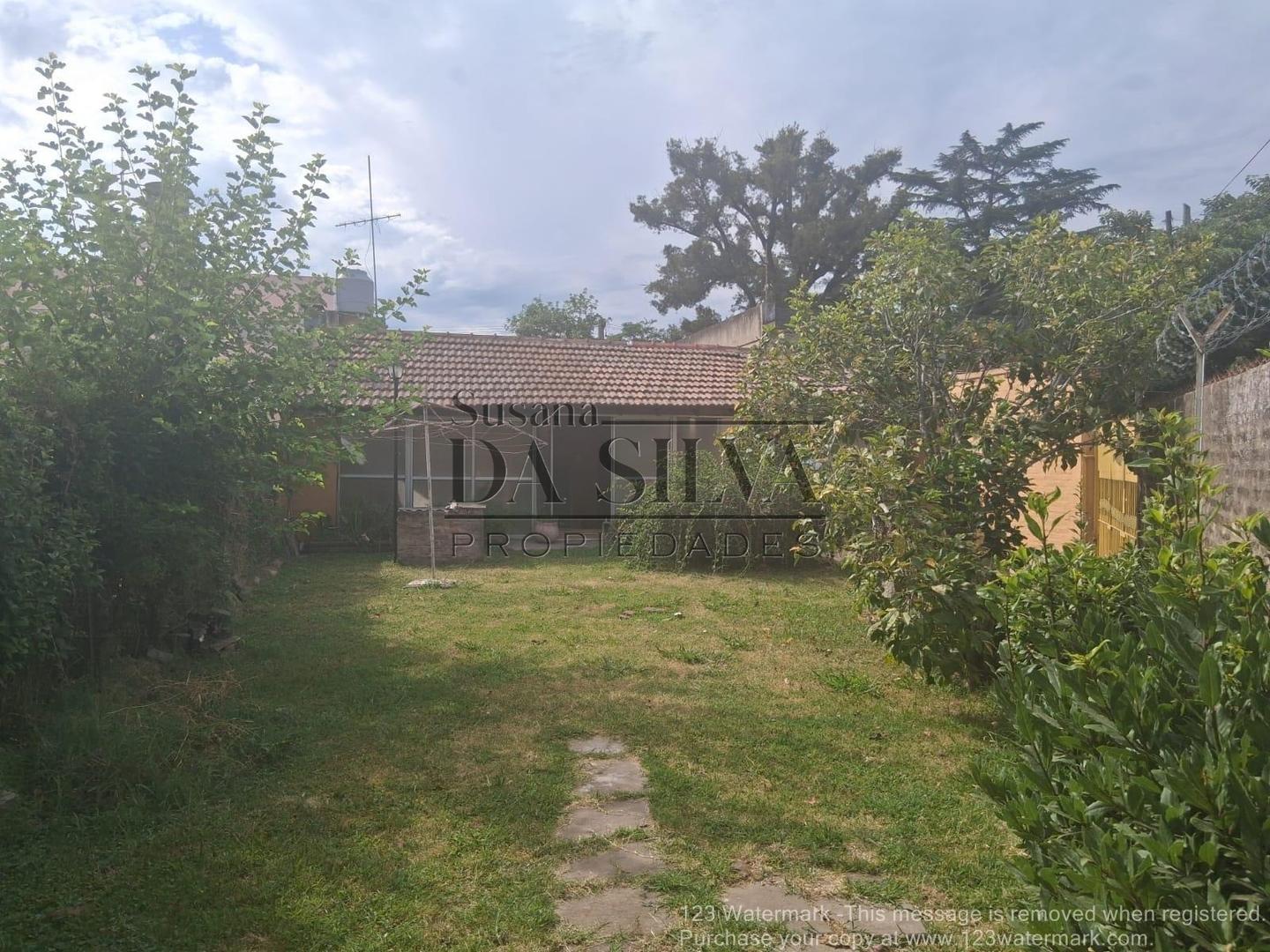 Espaciosa Casa con Local y Salida a Dos calles en M. Acosta