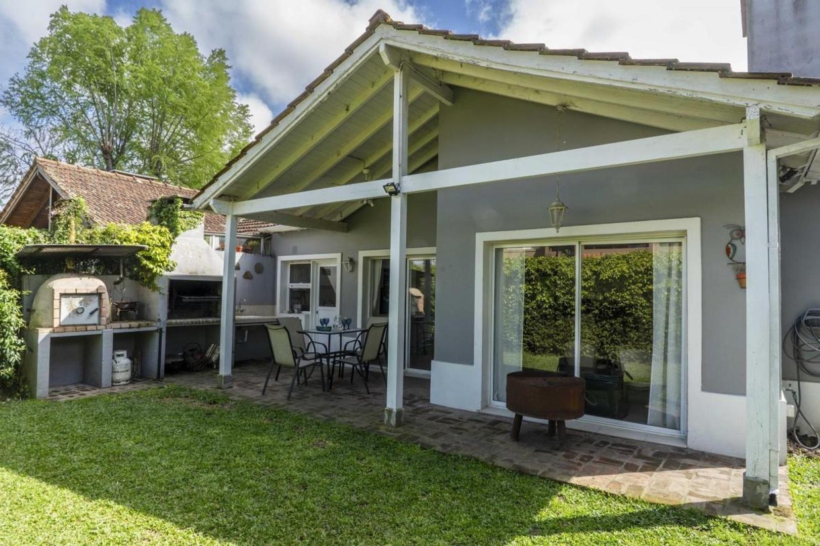 Casa en Venta con 2 cocheras