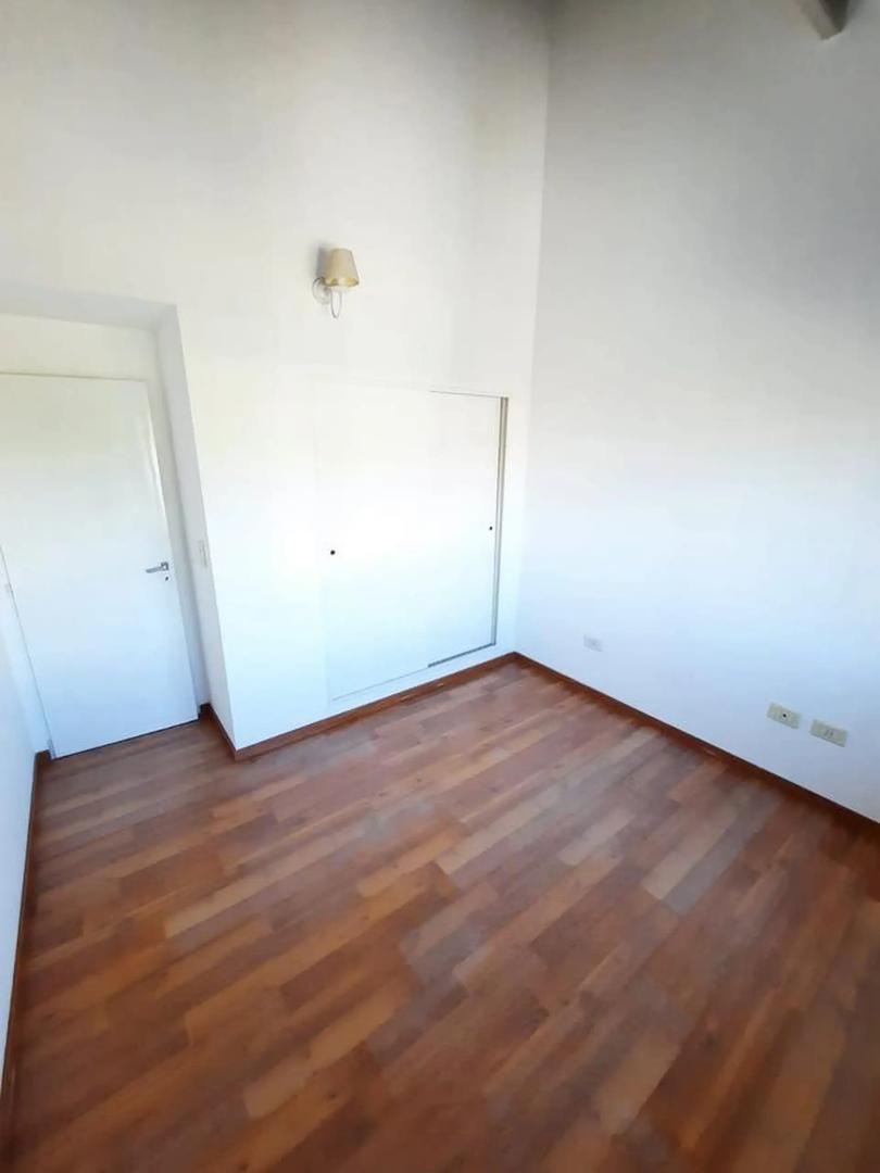 Casa en Alquiler con 1 cochera