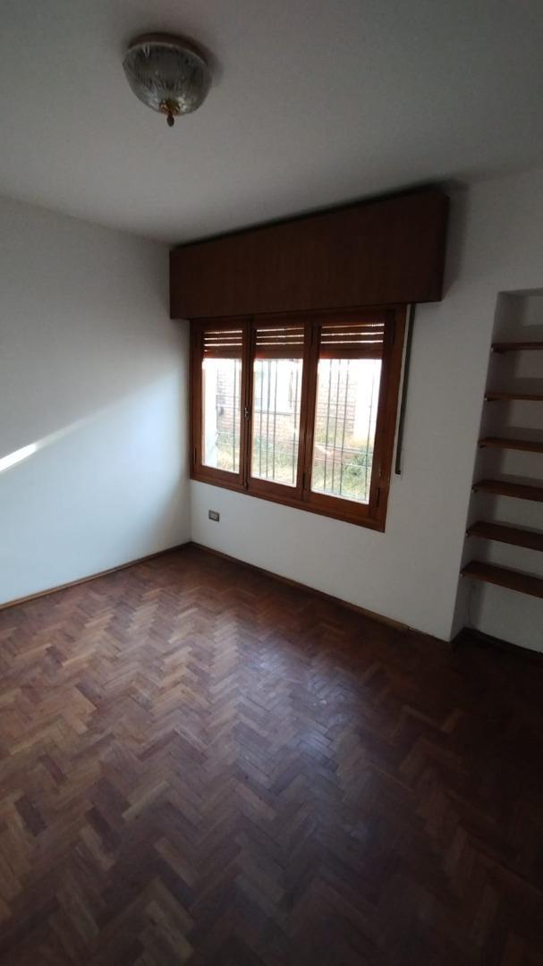 Casa en Alquiler con 4 cocheras