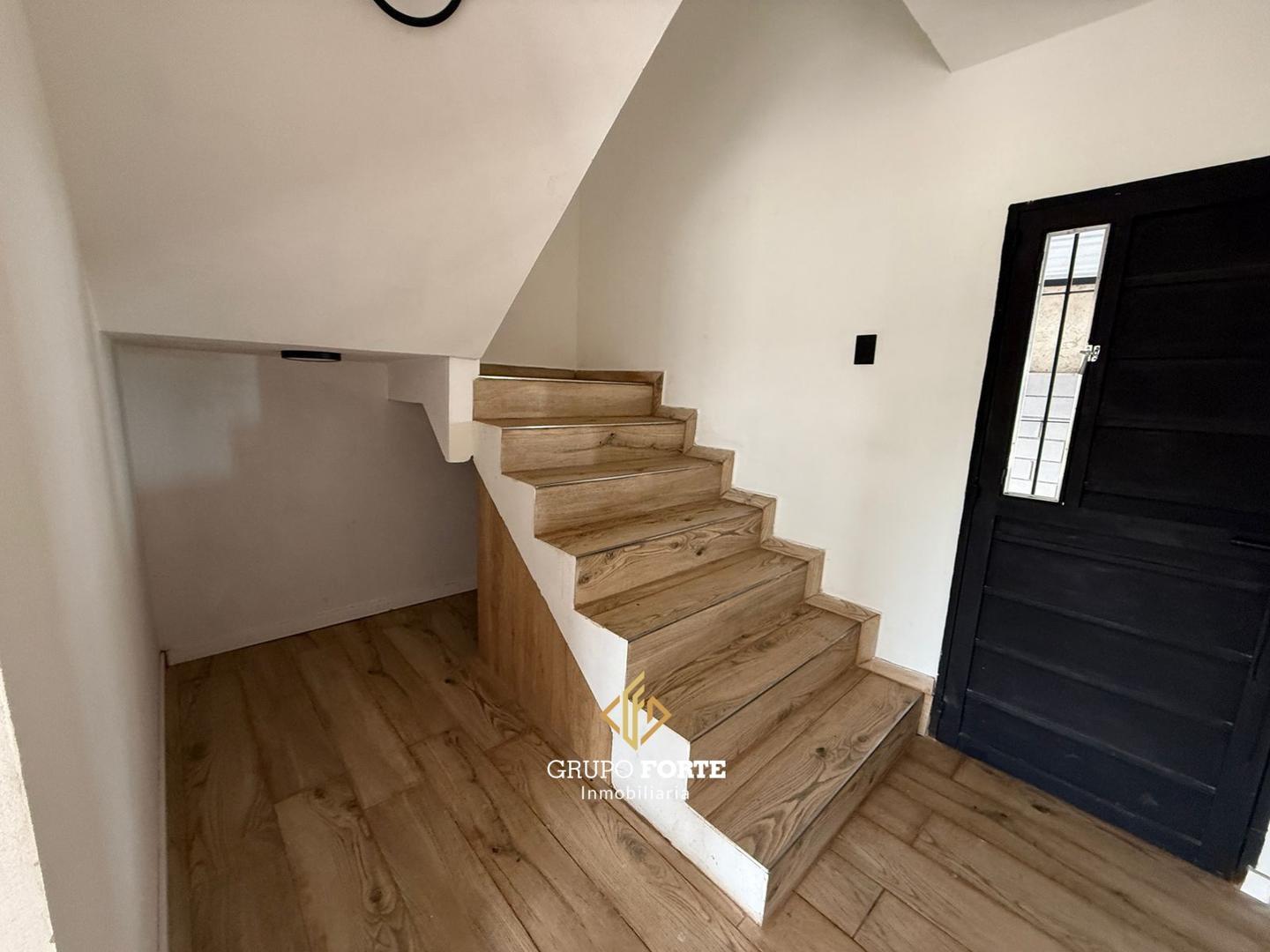 Depto Tipo Casa en Alquiler con 1 cocheras