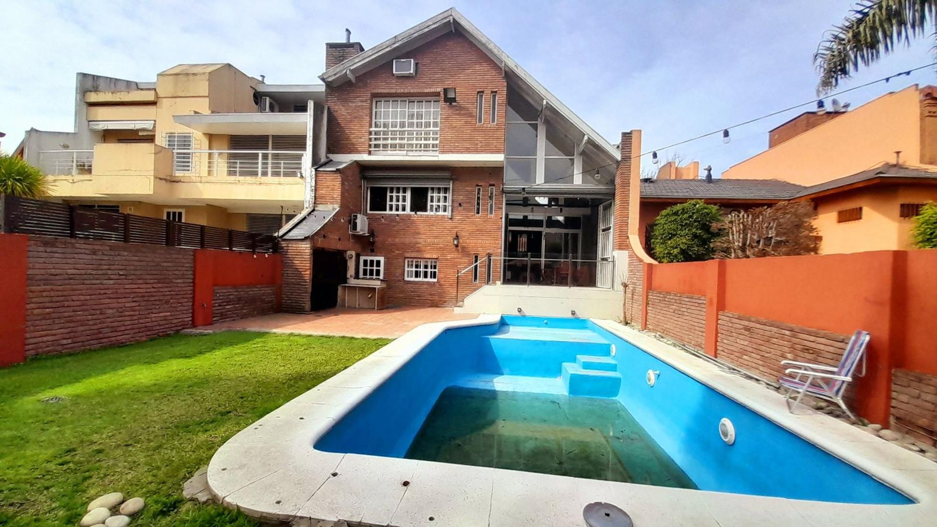 Sólido Chalet 5 amb Reciclado -  con gran Jardín y Pileta!