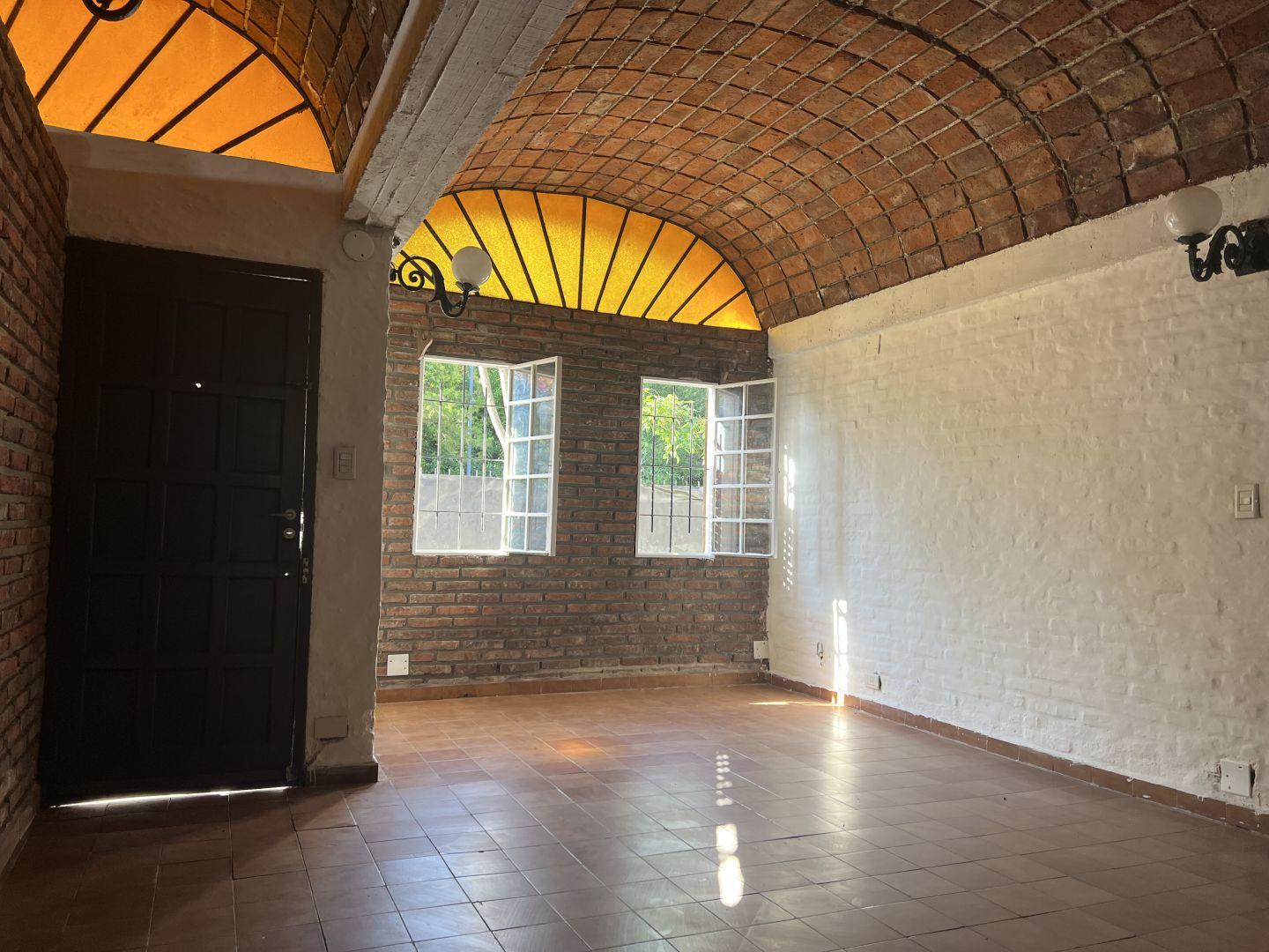 Casa en Alquiler con 2 cocheras