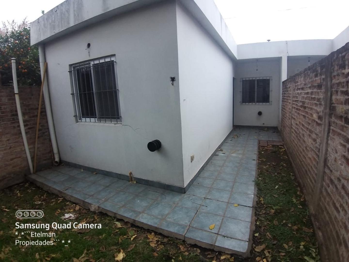 Casa en Alquiler con 1 cochera