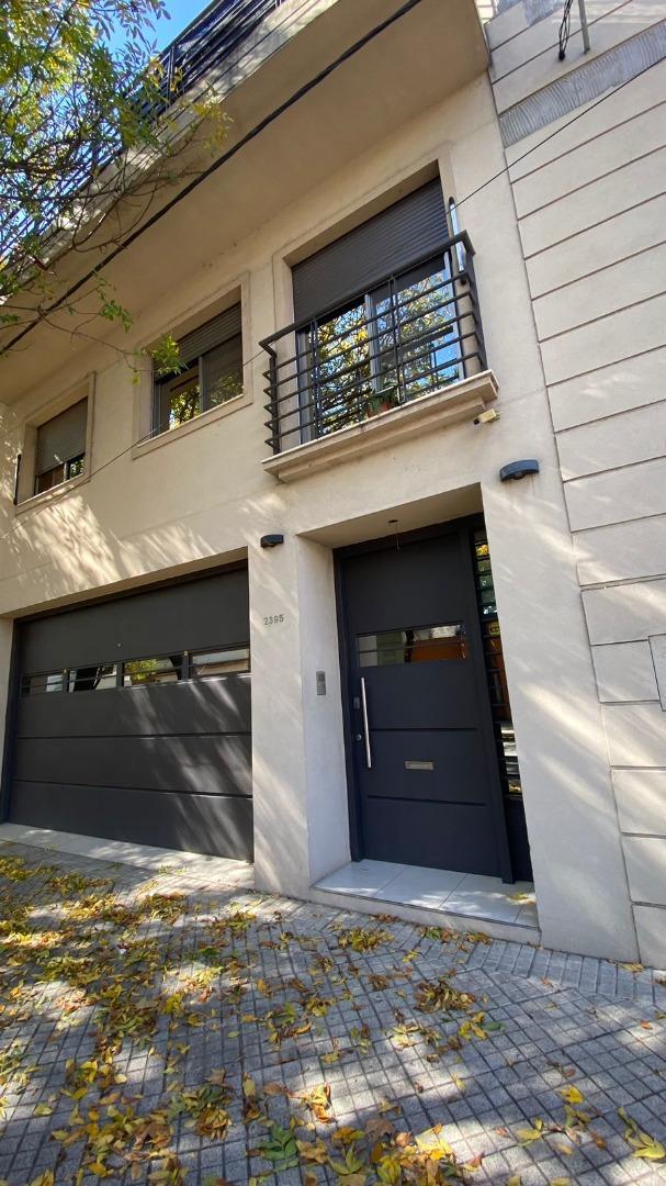 Casa de dos plantas, cochera con local comercial EN VENTA