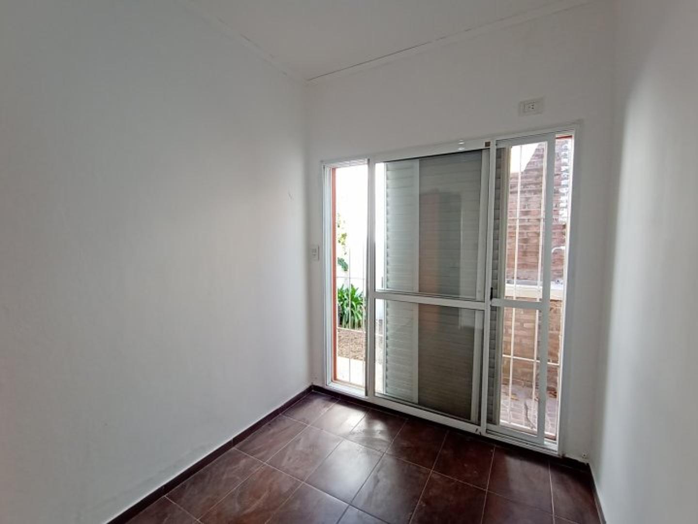 VENTA CASA 2 DORMITORIOS CON PATIO Y COCHERA - ECHESORTU