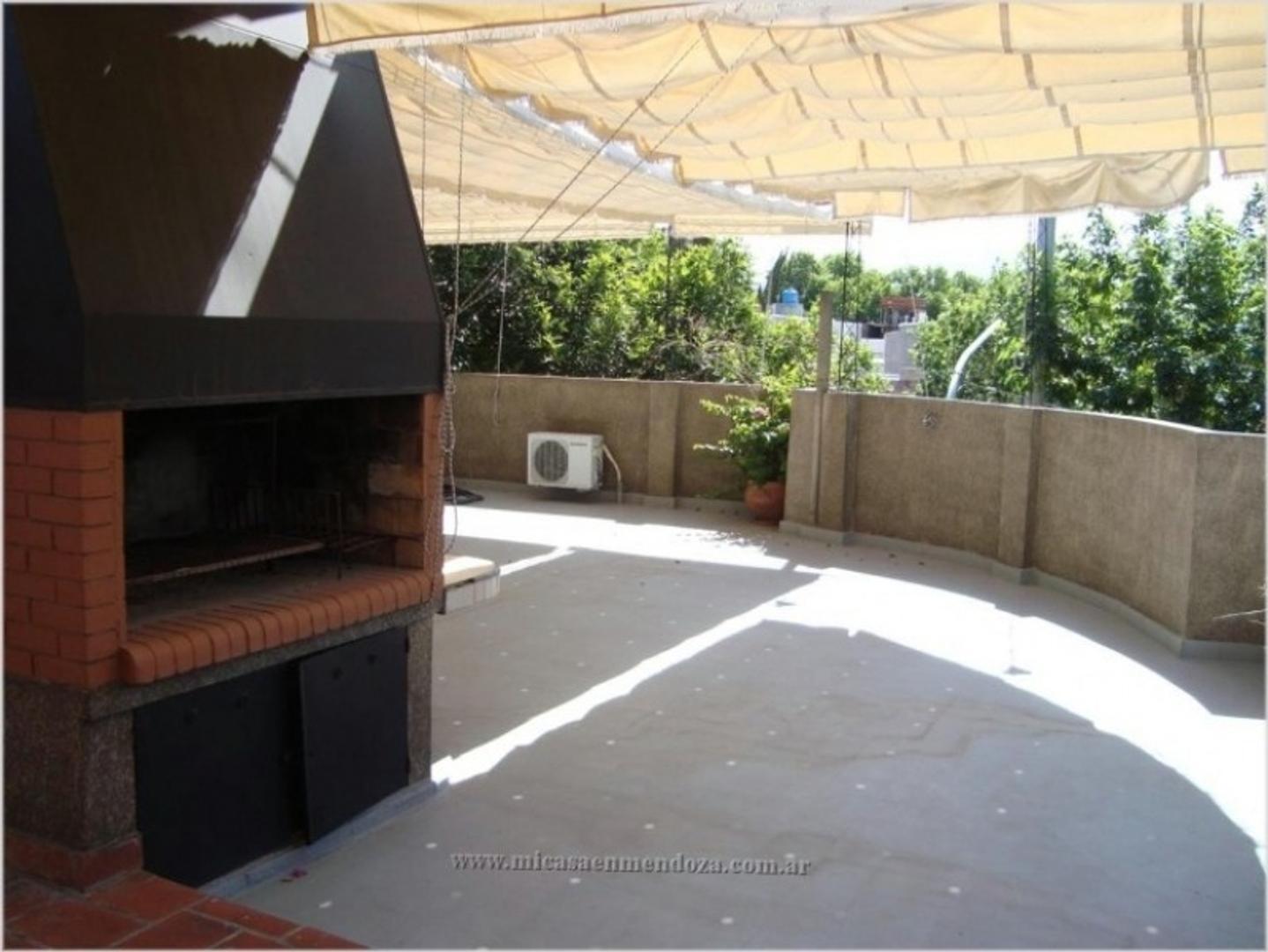 CASA ESQUINA EN CIUDAD DE MENDOZA - COCHERA