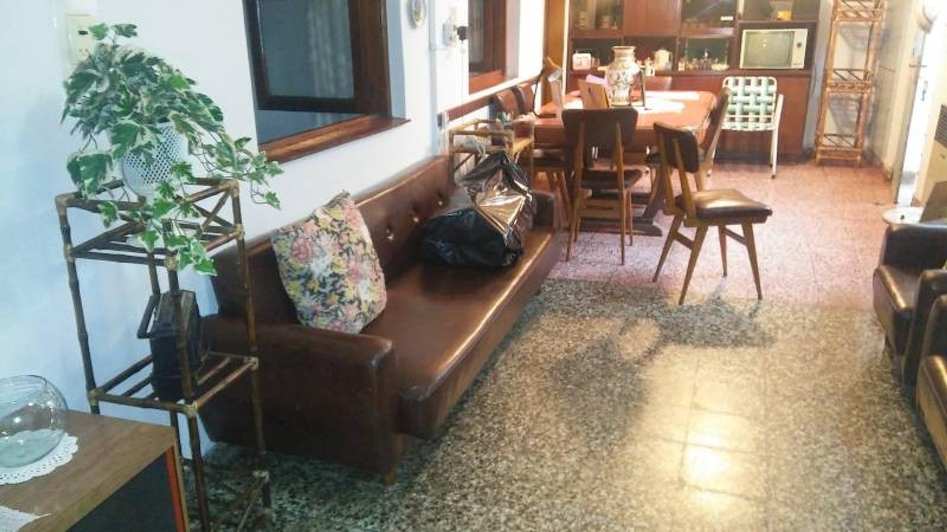 Local con 3 departamentos internos en venta. Bernal Oeste. A