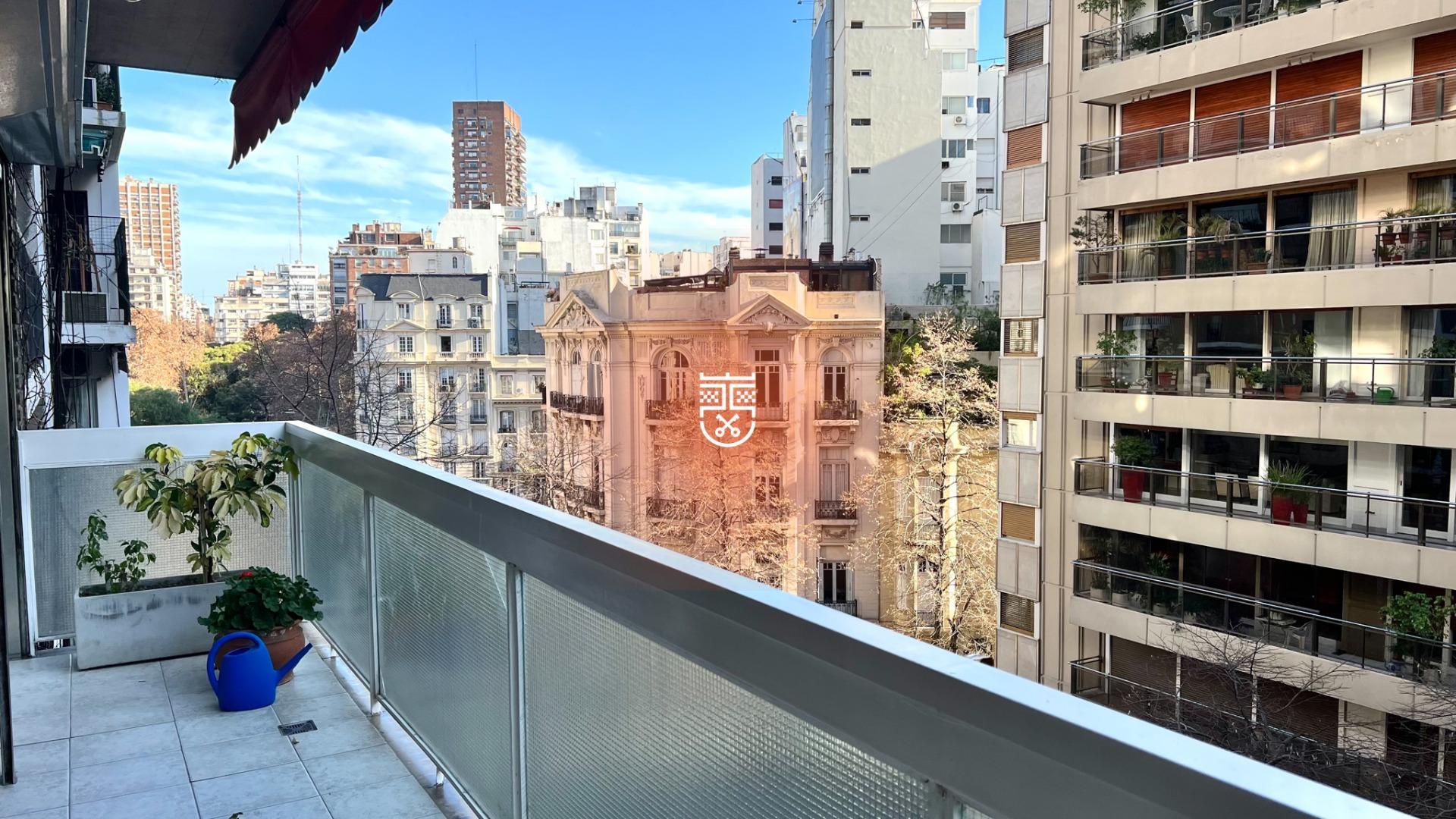 Ver Video - Excelente 4 amb.con dependencia y cochera