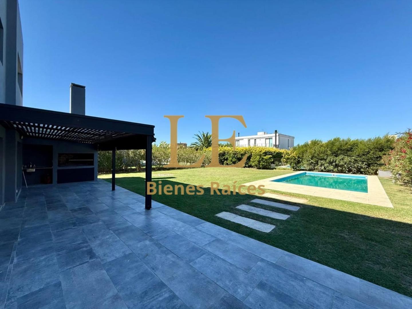Casa en Alquiler con 4 cocheras