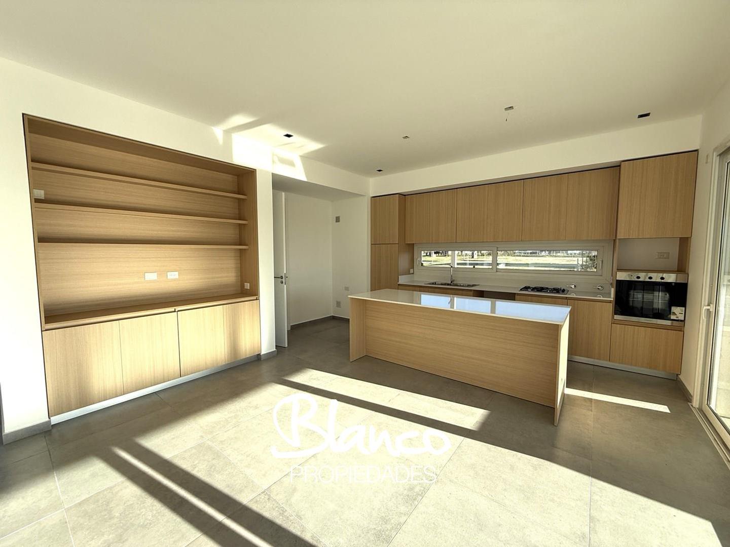 Casa 5 ambientes con 4 baños