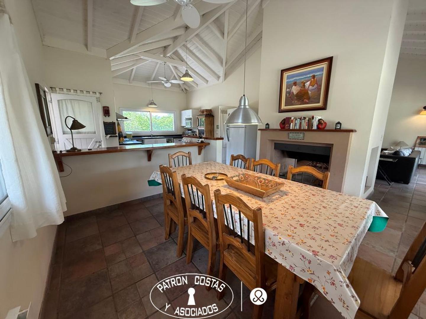 Casa 8 ambientes con 4 baños