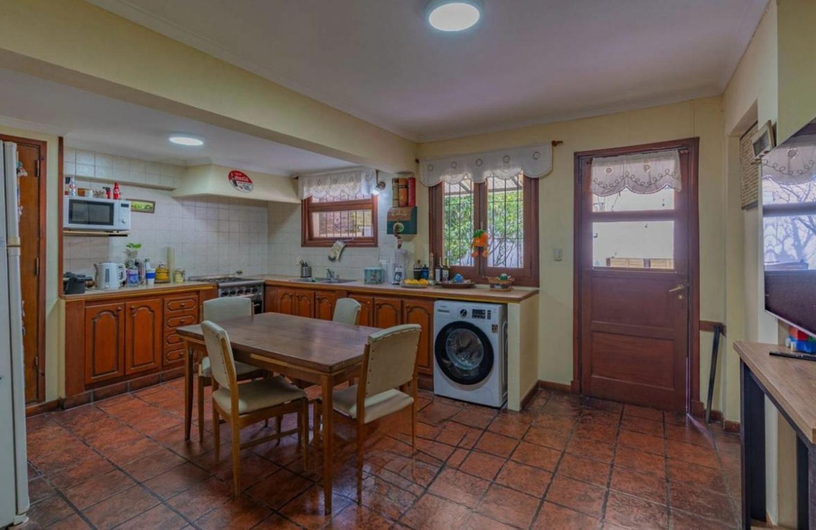 Casa en Alquiler con 1 cochera