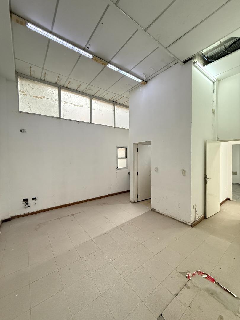 Local 170m² · Vidriera 8,5m · Av. Alberdi 224 - Microcentro