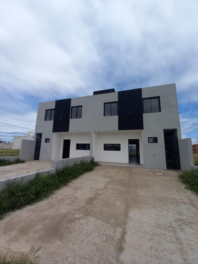 DUPLEX EN VENTA  DE 3 DORMITORIOS EN CUESTAS DE MANANTIALES