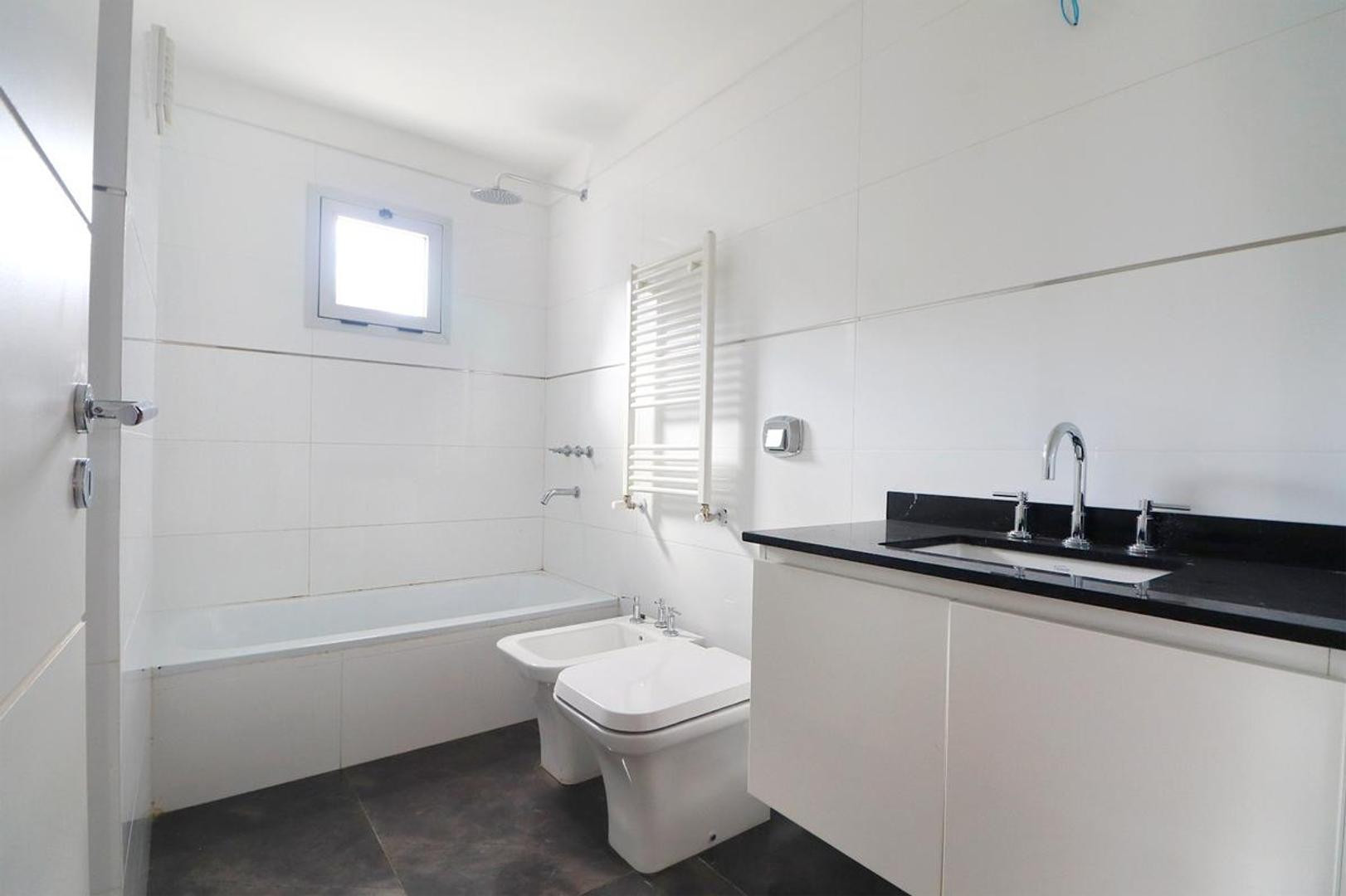 Departamento 4 ambientes con 3 baños