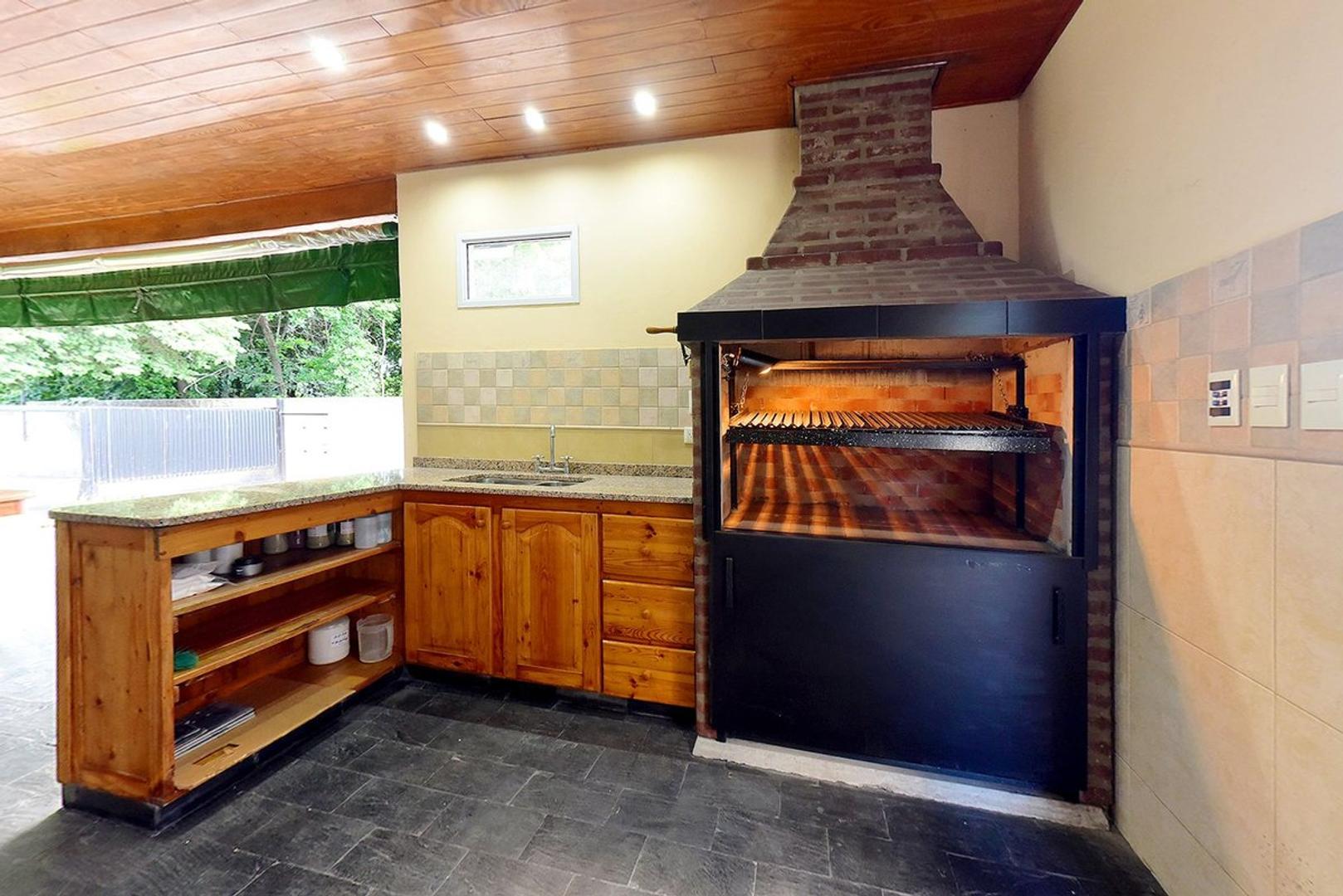 Casa en Alquiler con 2 cocheras