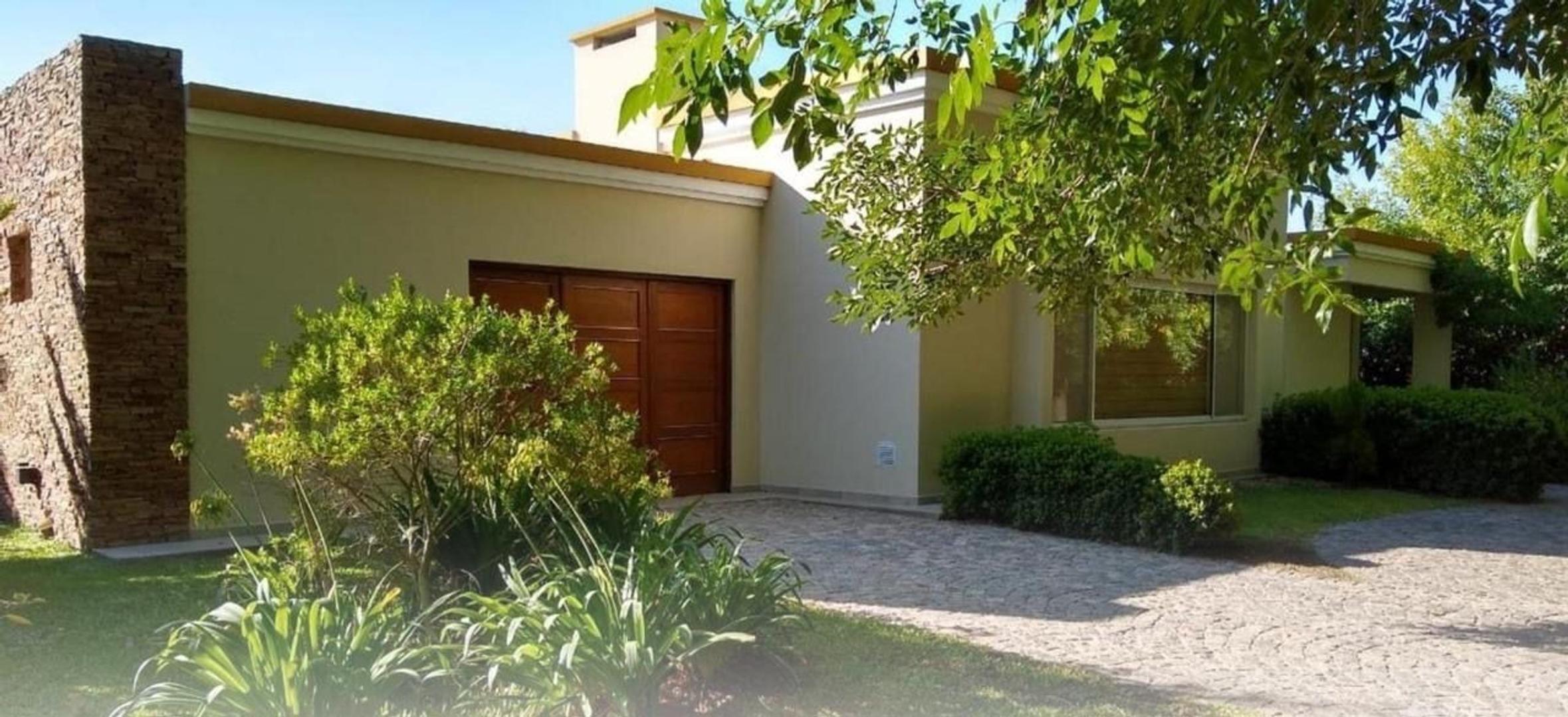Casa en Venta con 2 cocheras