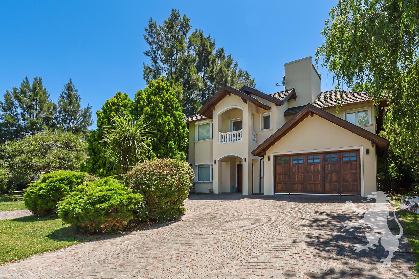 CLUB DE CAMPO EL LAUQUEN | CASA DE 7 AMBIENTES CON HERMOSO JARDÍN CON PILETA - SUITES - COCHERAS