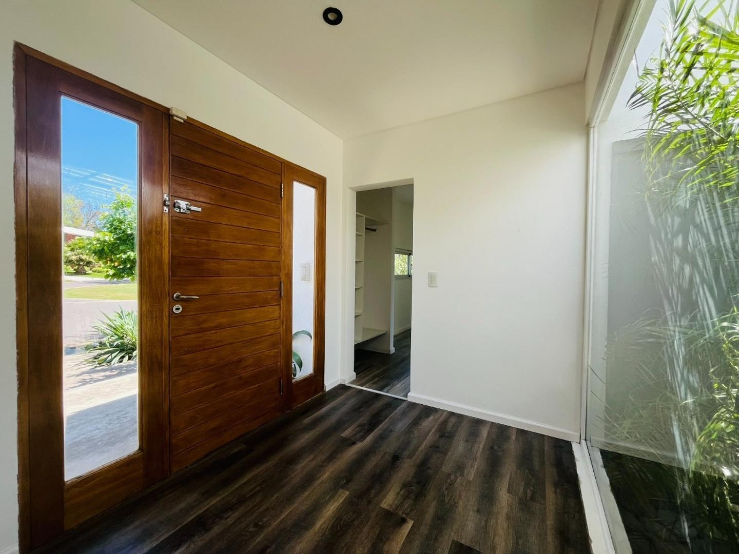 Casa 4 ambientes con 2 baños