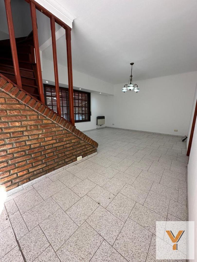 Casa 8 ambientes con 5 baños