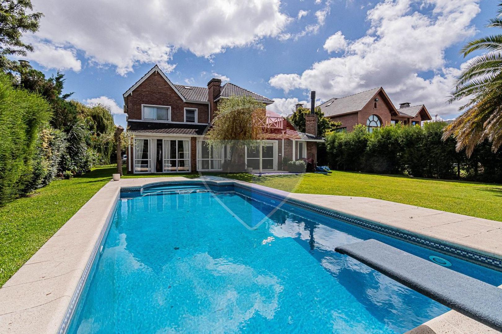 CASA EN VENTA EN ABRIL CLUB DE CAMPO