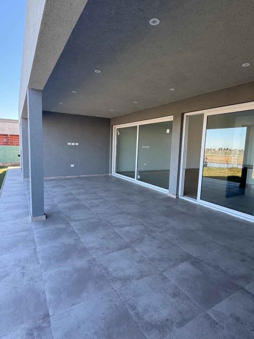 Casa 4 ambientes con 3 baños