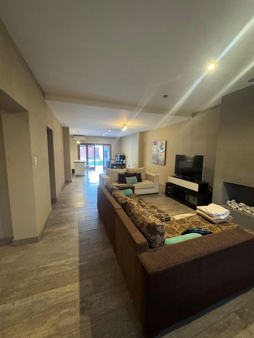 Casa en Venta 6 ambientes. Igualdad 1200. Haedo