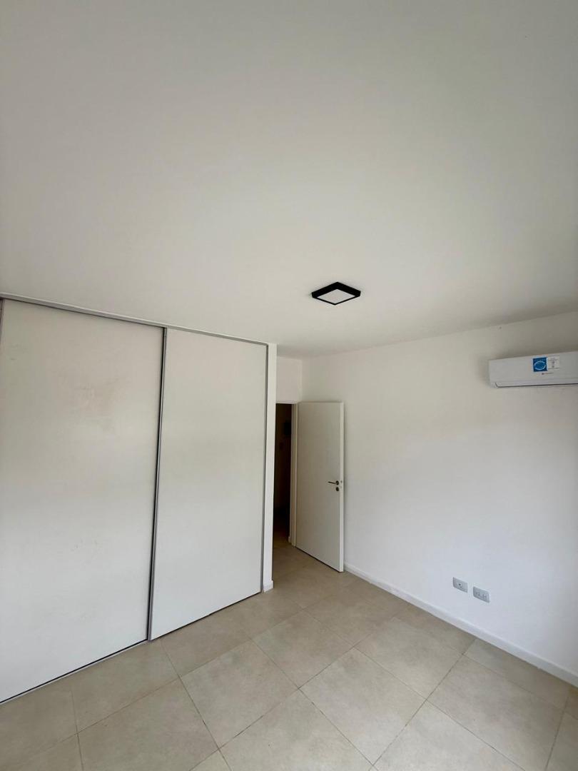 Casa en Alquiler con 1 cochera