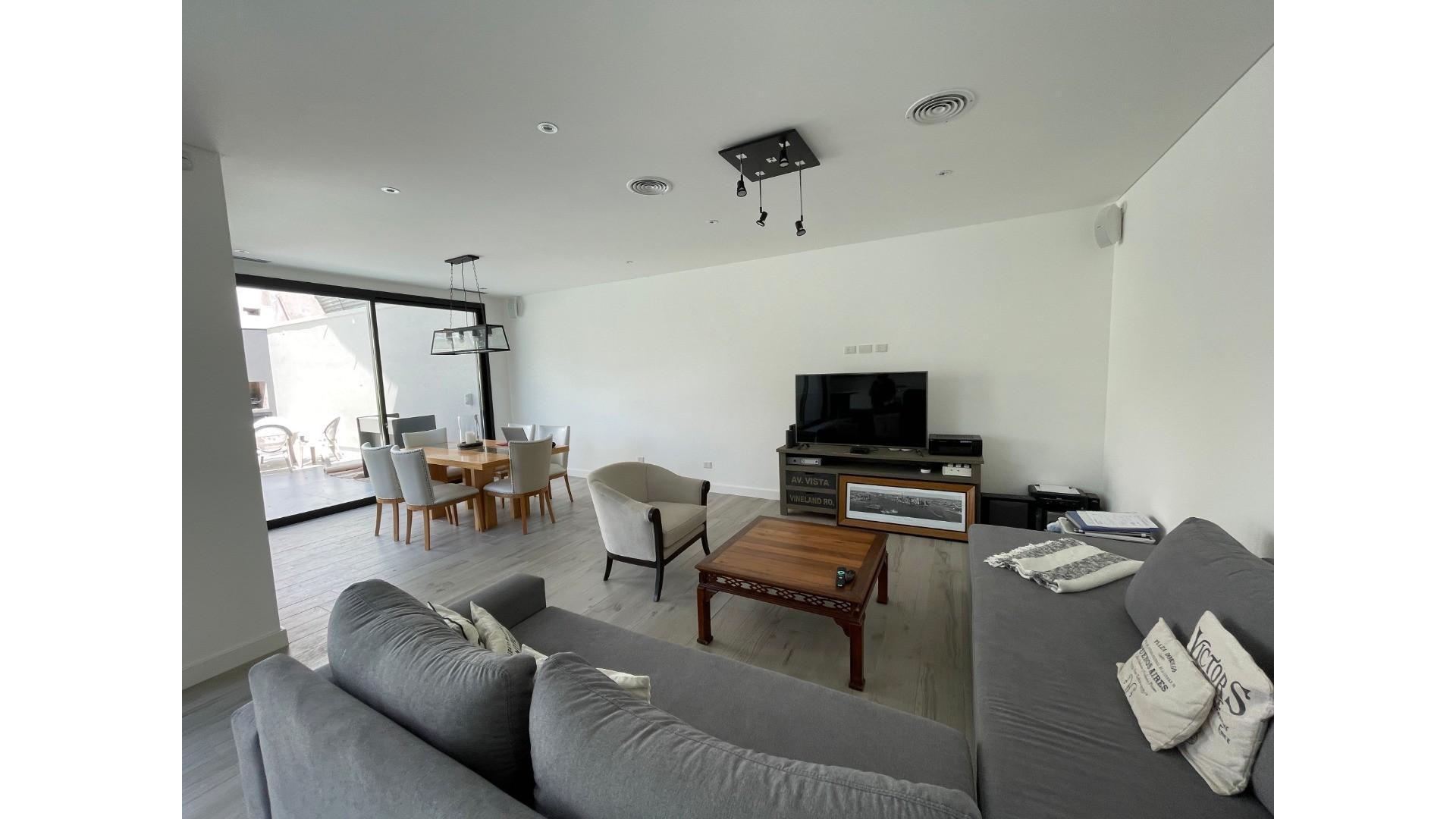 Casa en Venta con 2 cocheras