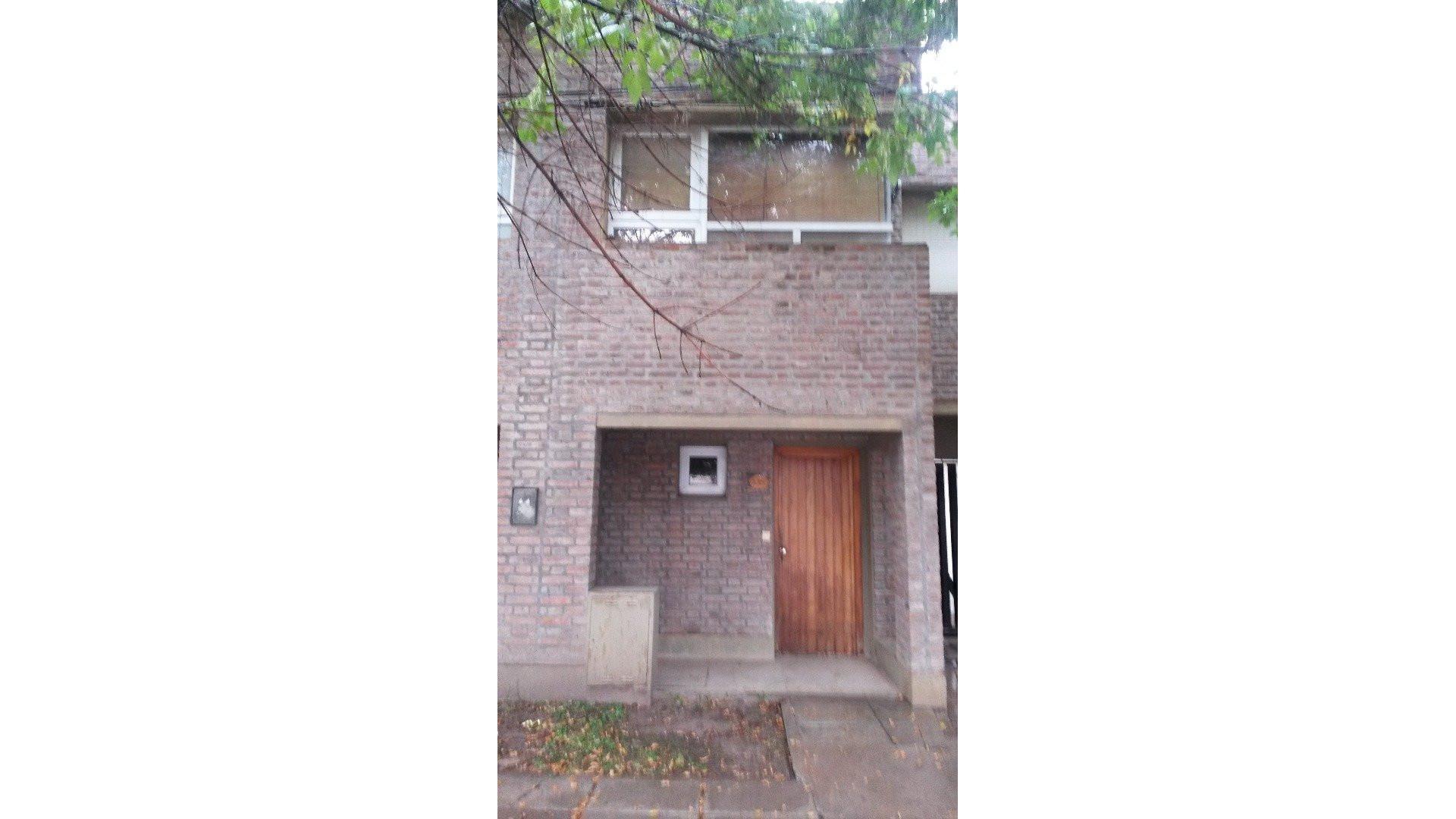 Casa calle 3 e/ 2 y 102, dos dormitorios y cochera.