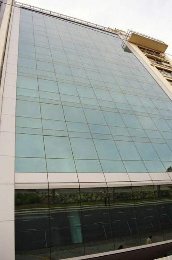 Edificio de modernas oficinas con cocheras en block