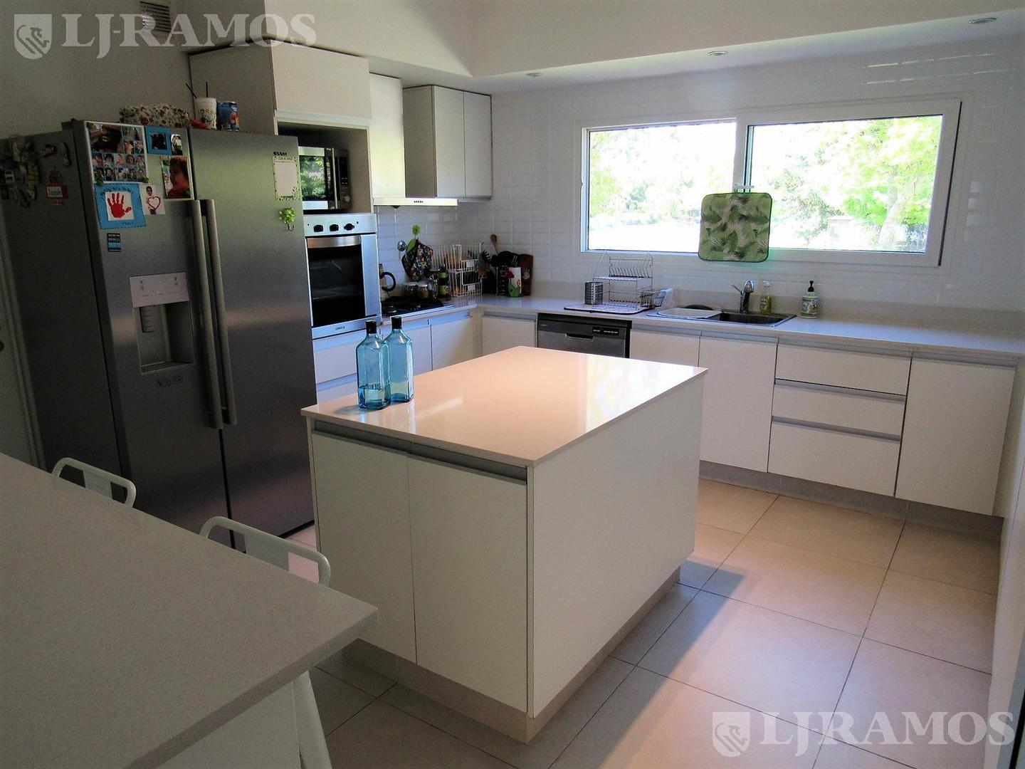 Casa en Alquiler con 2 cocheras