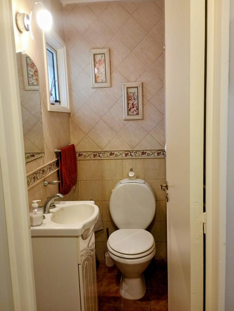 Casa 4 ambientes con 2 baños