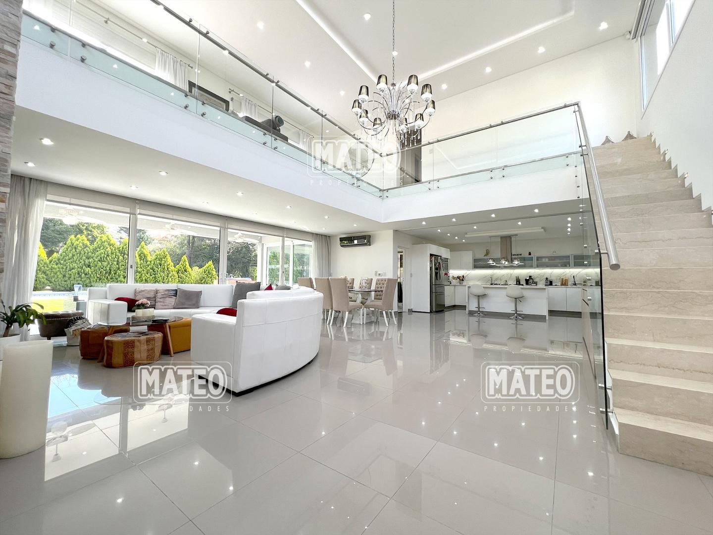 Casa en Venta con 3 cocheras