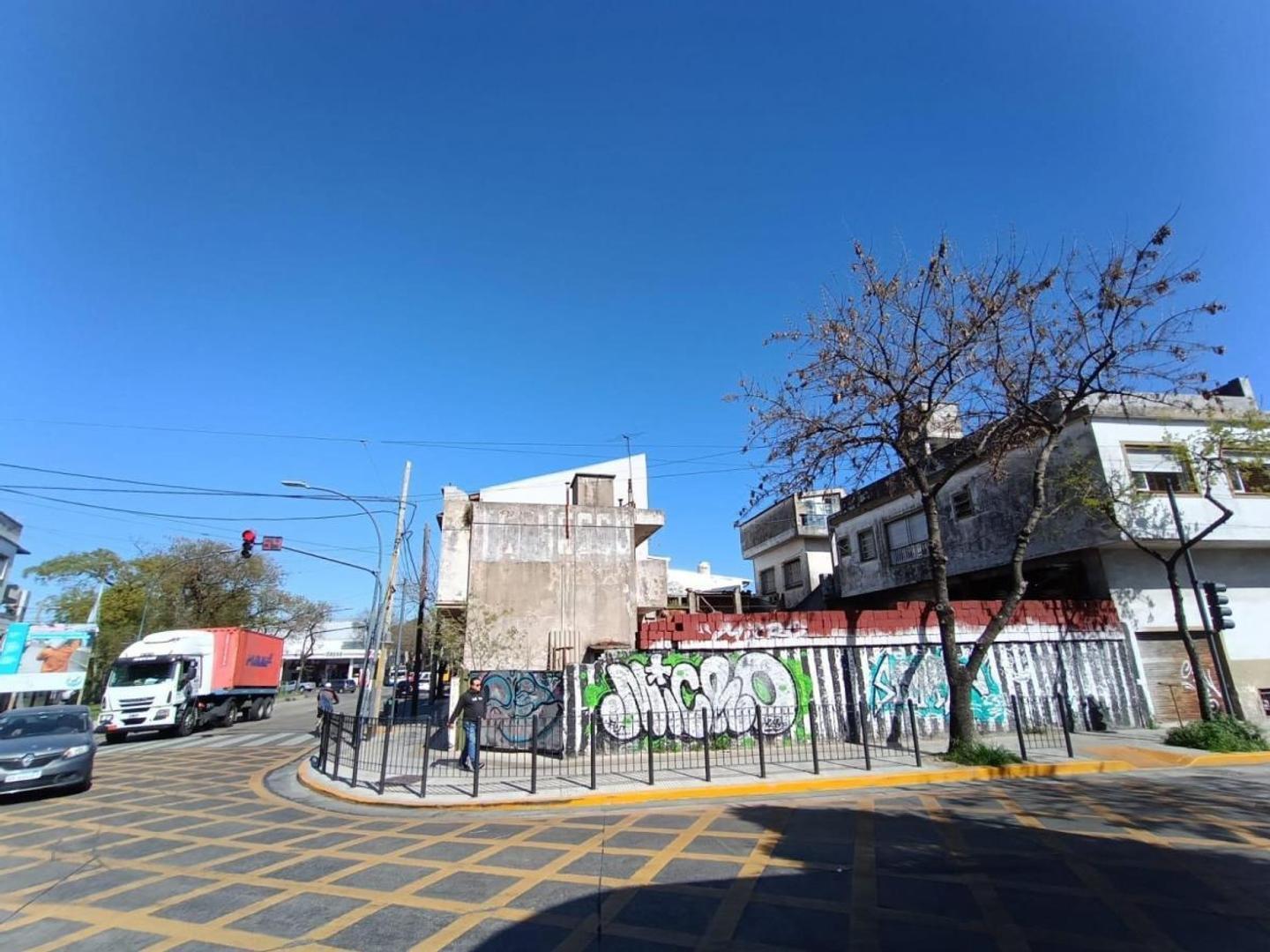 Importante Esquina Sobre Lote Propio Casa Mas Galpon