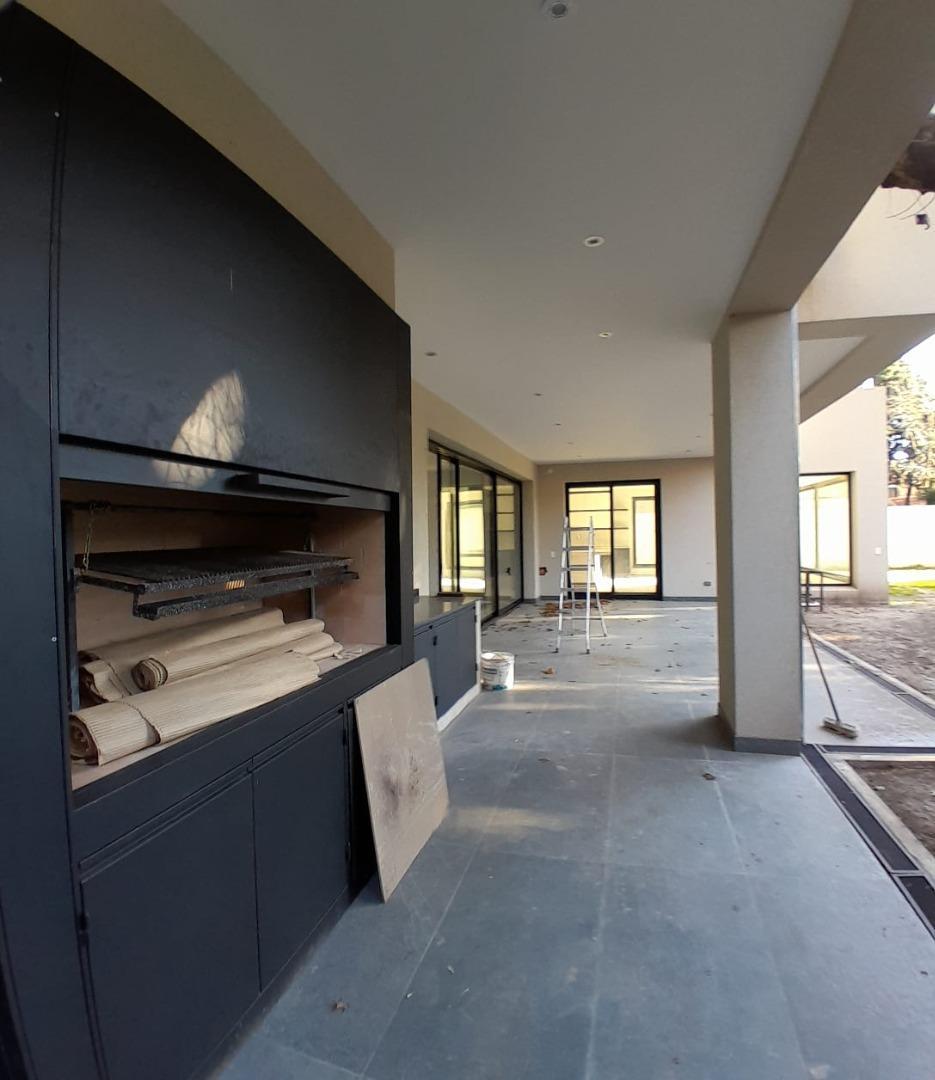 Casa 8 ambientes con 5 baños