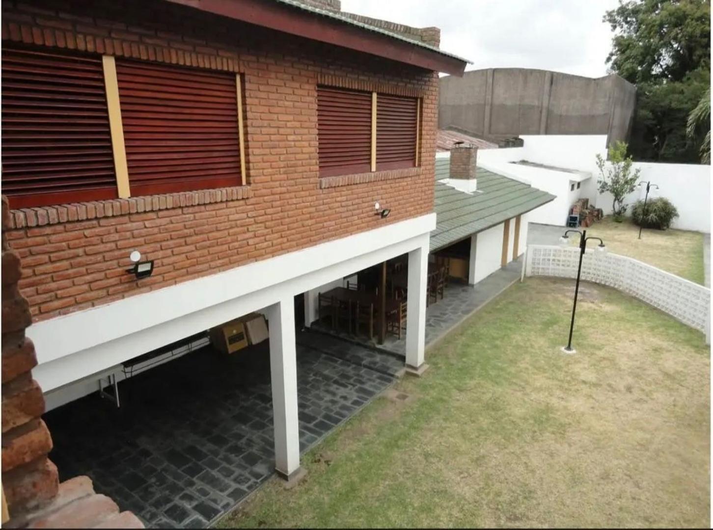 Casa en Venta con 2 cocheras