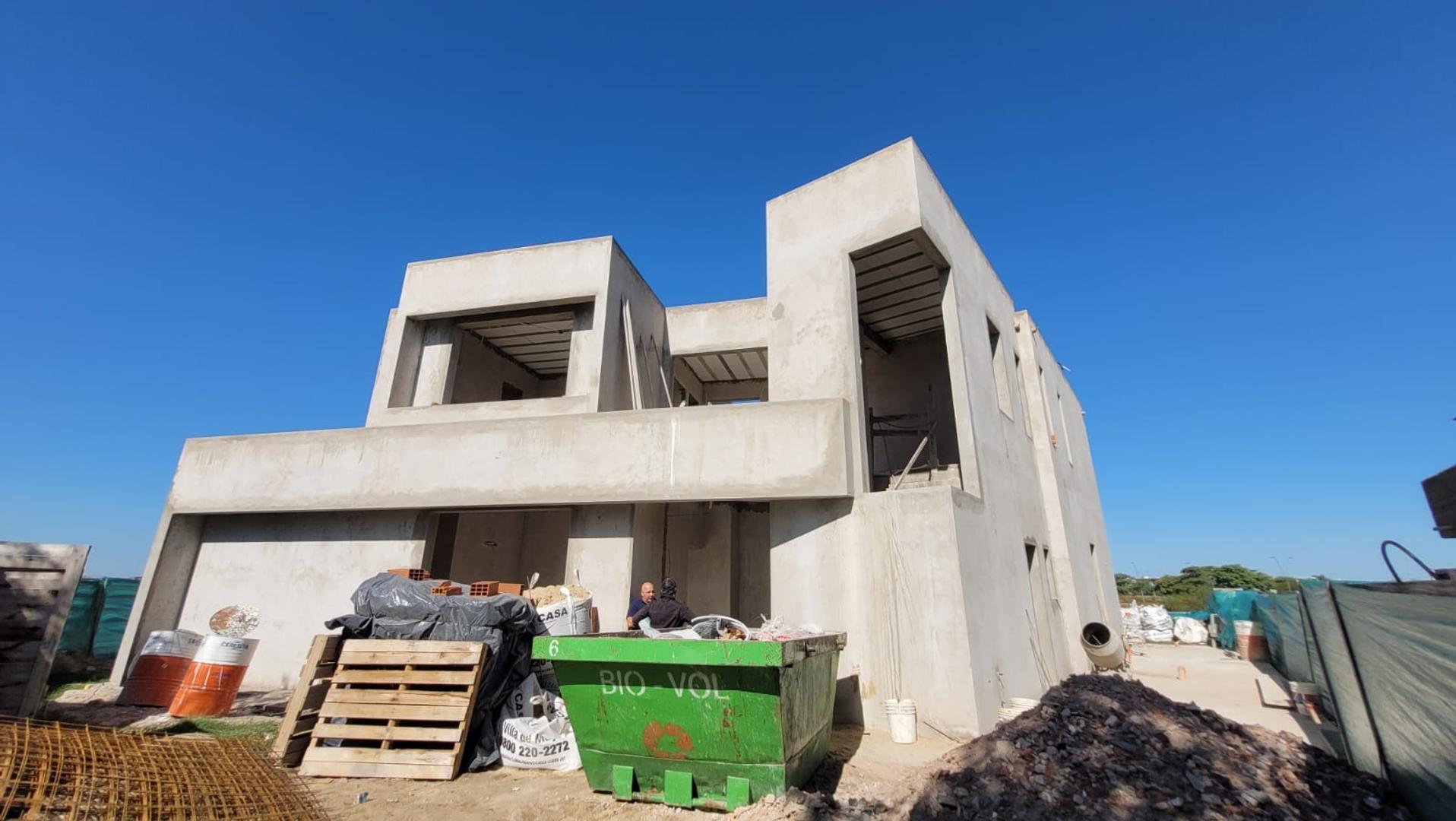 moderna casa en 2 plantas sobre 900 m2 con amarra