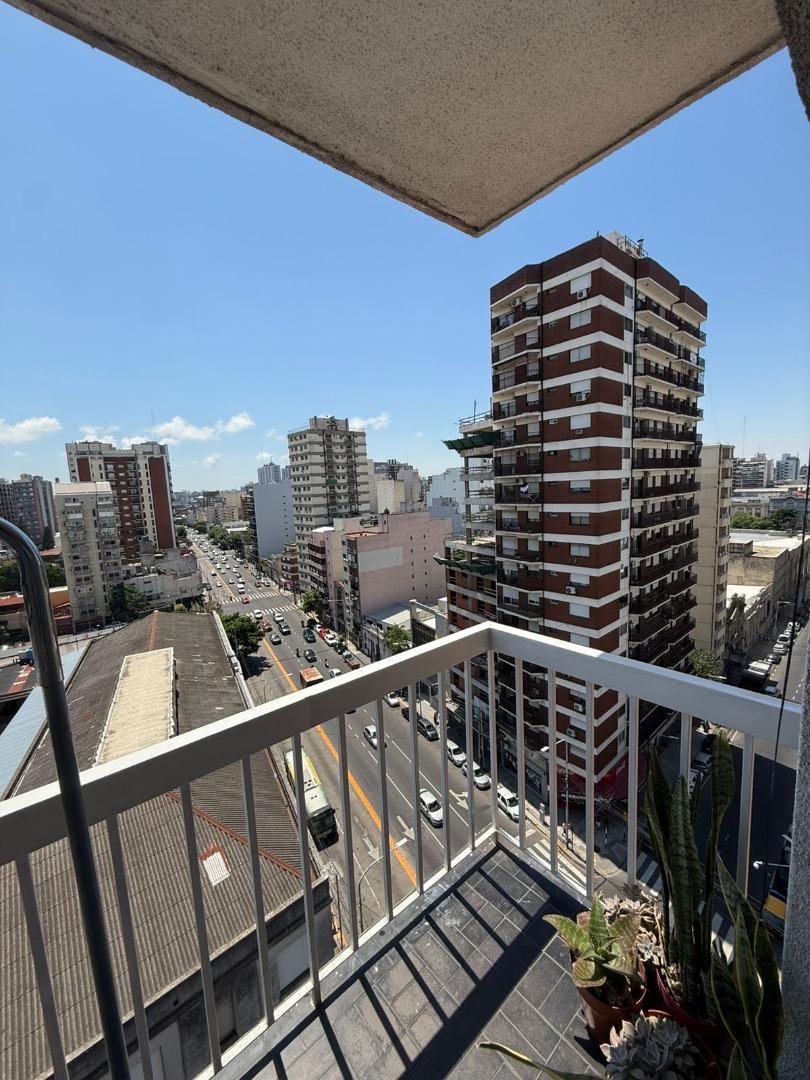 Departamento  de 3 amb con dos balcones en venta .